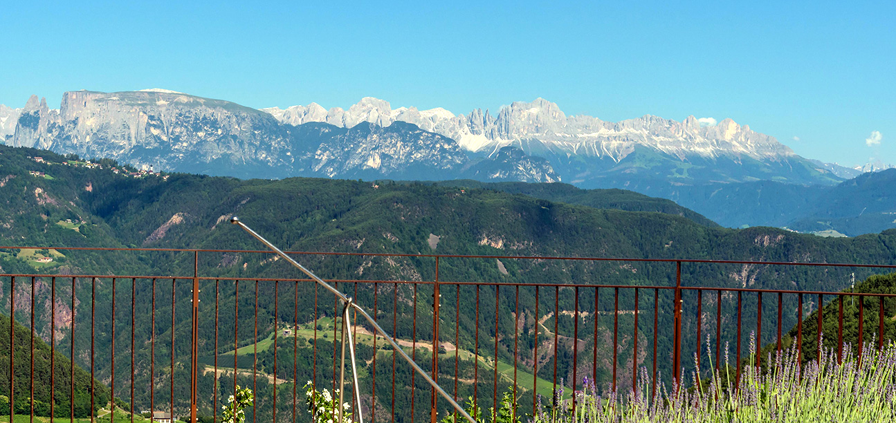 Jenesien Dorf Hotel Tschögglbergerhof Ausblick Dolomiten