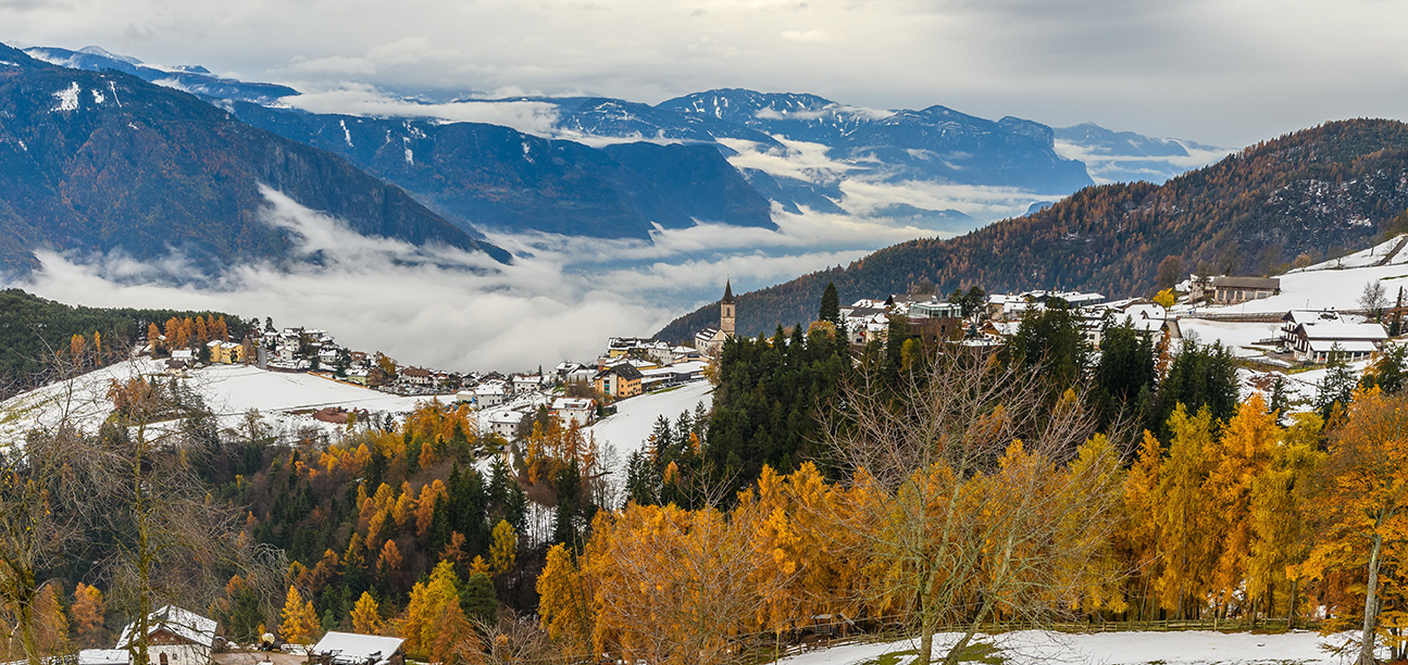 Jenesien Dorf Hotel Tschögglbergerhof Ausblick Dolomiten